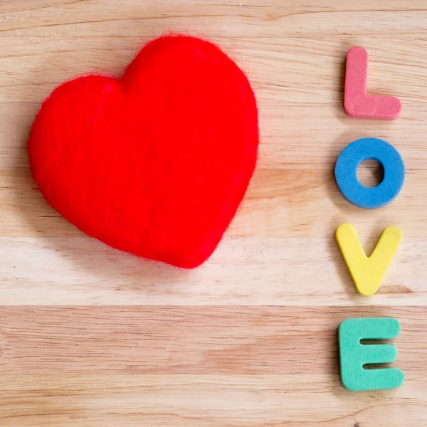 De dag van Valentijnskaarten achtergrond rood hart op houten achtergrond — Stockfoto
