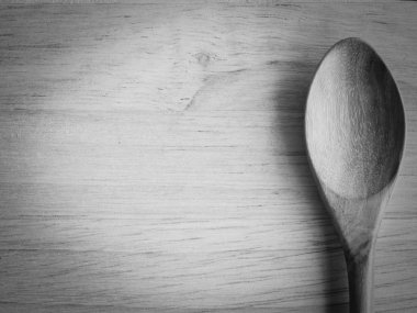 ahşap bir masa üzerinde siyah beyaz kaşık