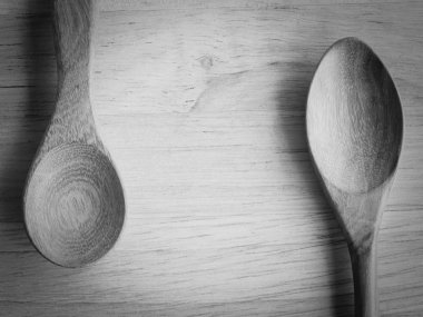 ahşap bir masa üzerinde siyah beyaz kaşık