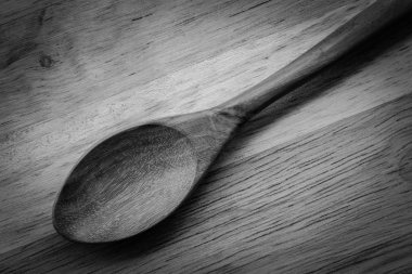 ahşap bir masa üzerinde siyah beyaz kaşık