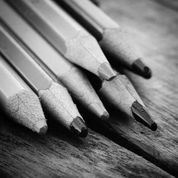 Siyah ve beyaz renkli kalemler — Stok fotoğraf