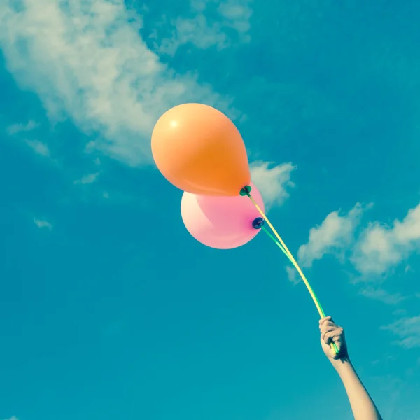 Luftballons am Himmel mit Filtereffekt im Retro-Vintage-Stil — Stockfoto