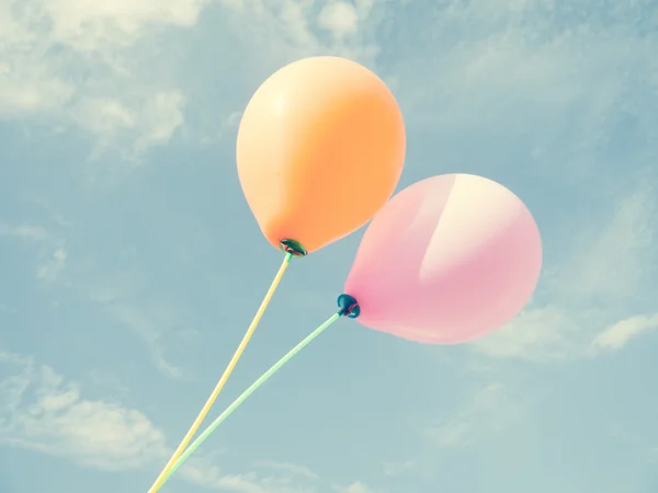 Ballons dans le ciel avec effet filtre style vintage rétro — Photo