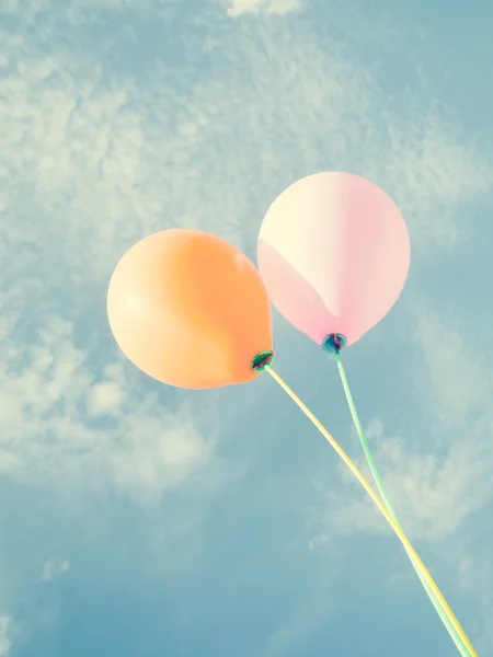 在天空与滤波效果复古怀旧风格的气球 — 图库照片