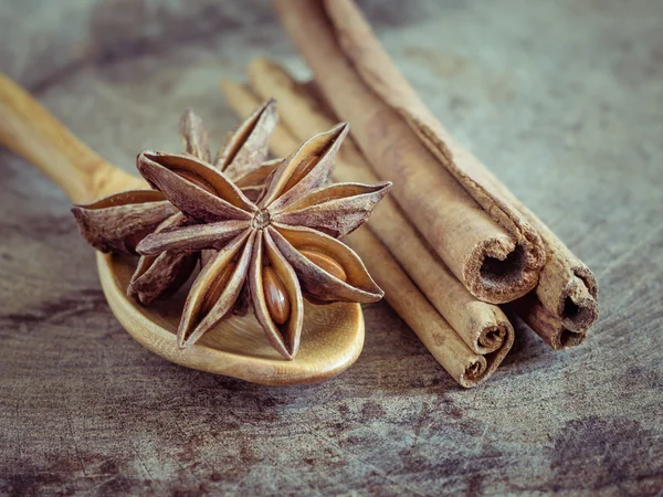 Canela varas e anis estrela sobre fundo de madeira — Fotografia de Stock