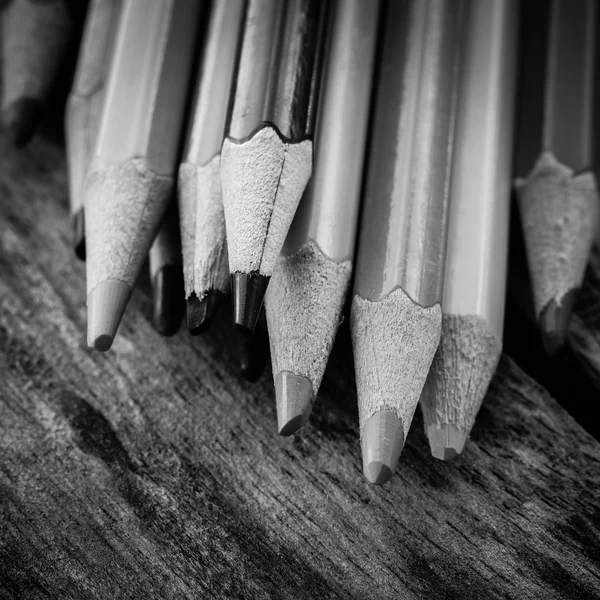 Siyah ve beyaz renkli kalemler — Stok fotoğraf