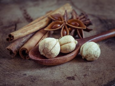 tarçın ve anasonu rustik ahşap zemin üzerine