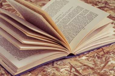  Filtre etkisi retro vintage tarzı ile açık kitap