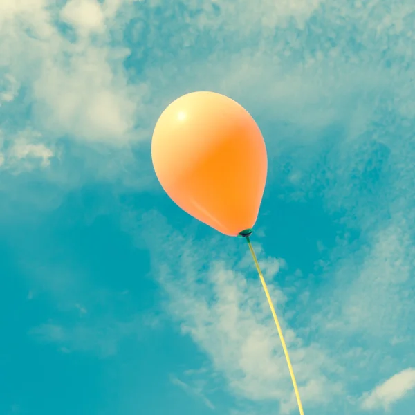 Balões no céu com efeito de filtro estilo vintage retro — Fotografia de Stock