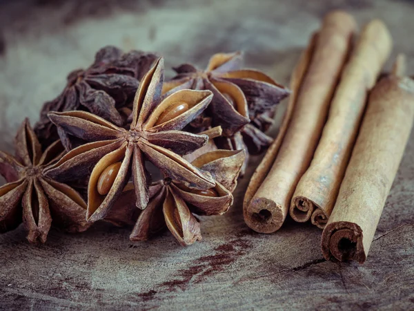 Cinnamon sticks and star anise on  wood background — Stock Photo, Image