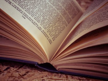  Filtre etkisi retro vintage tarzı ile açık kitap