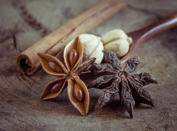 Cinnamon sticks and star anise on rustic wood background — Stock Photo, Image