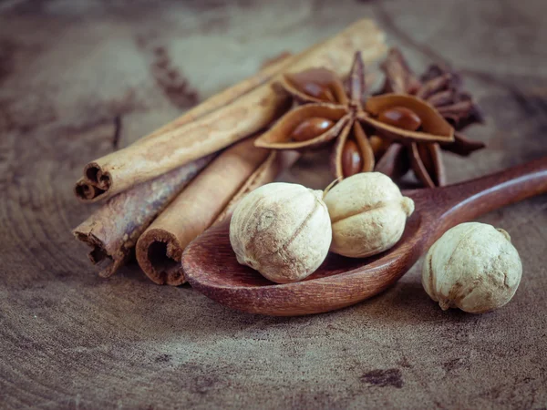 Cinnamon sticks and star anise on rustic wood background — Stock Photo, Image