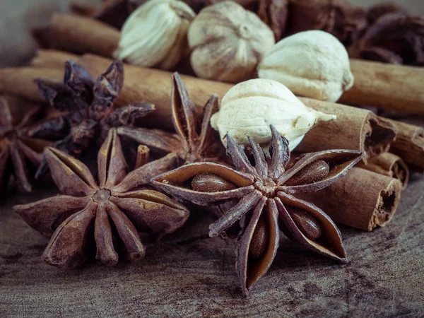 Bâtonnets de cannelle et anis étoilé sur fond bois — Photo