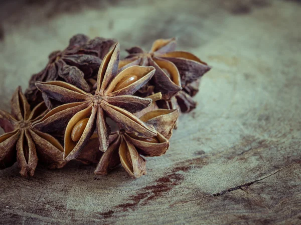 Anís estrellado sobre fondo de madera —  Fotos de Stock