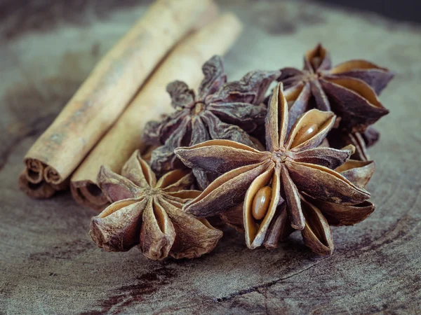 Kaneelstokjes en steranijs op hout achtergrond — Stockfoto