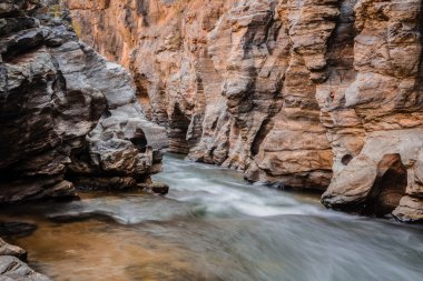 kayaların üzerinden akan dere