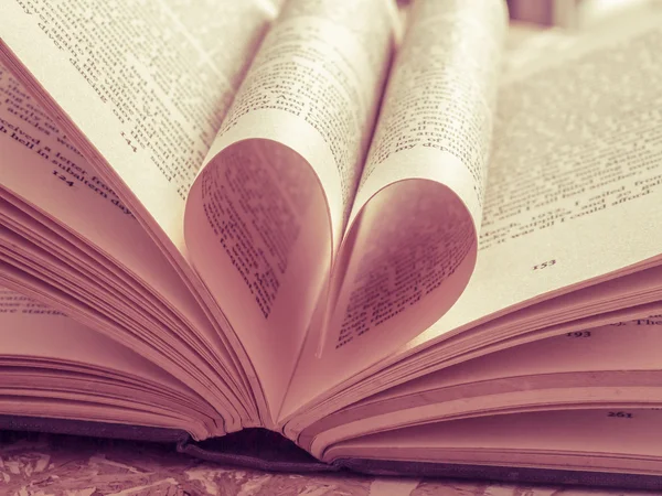 Coeur d'amour dans un livre avec effet filtre style vintage rétro — Photo