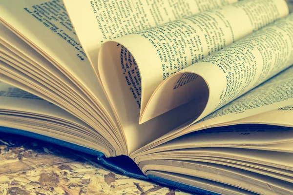 Love heart in a book with filter effect retro vintage style — Stock Photo, Image