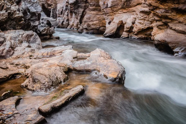 Torrente che scorre sopra le rocce — Foto Stock