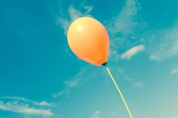 在天空与滤波效果复古怀旧风格的气球 — 图库照片