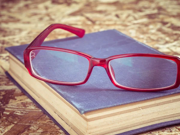 Okulary i książki z filtr efektu retro styl vintage — Zdjęcie stockowe
