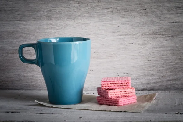 Kaffeetasse und rosa Waffeln mit Filtereffekt im Retro-Vintage-Stil — Stockfoto