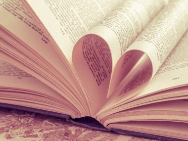 Filtre etkisi retro vintage tarzı ile bir kitapta kalp sevmek