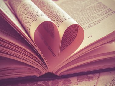 Filtre etkisi retro vintage tarzı ile bir kitapta kalp sevmek