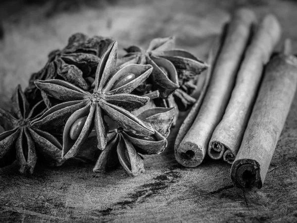 Palitos de canela en blanco y negro y anís estrellado —  Fotos de Stock