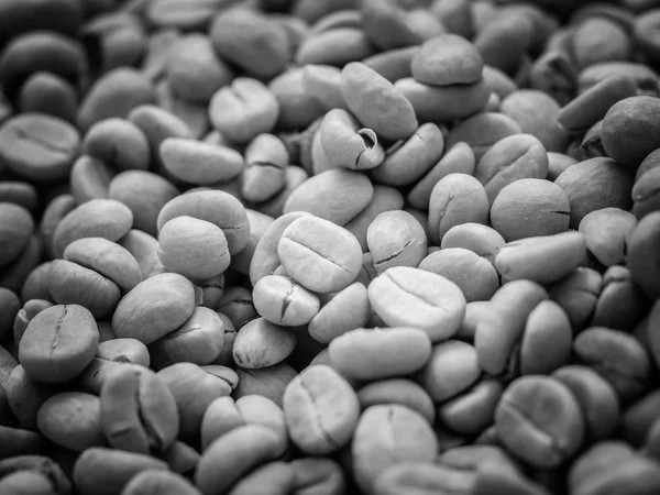 Černá a bílá kávová zrna — Stock fotografie