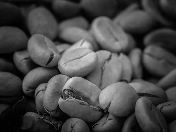 Zwarte en witte koffiebonen — Stockfoto
