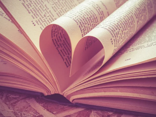 Love heart in a book with filter effect retro vintage style — Stock Photo, Image