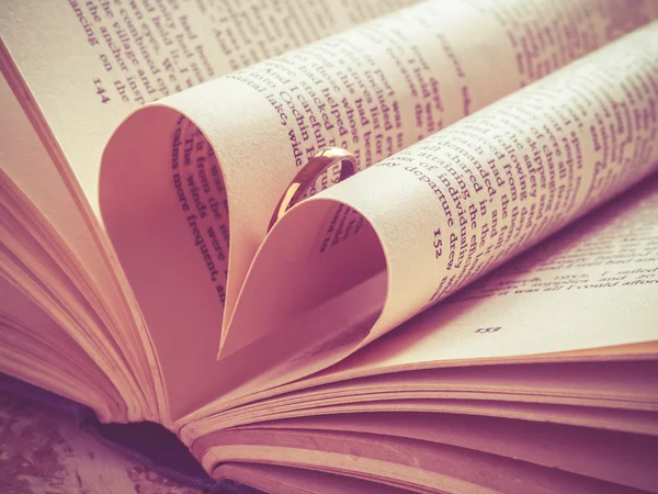 Corazón del amor en un libro con efecto de filtro estilo vintage retro — Foto de Stock