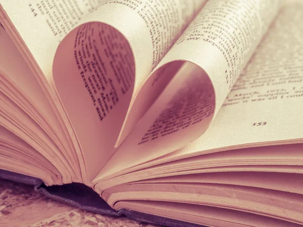 Love heart in a book with filter effect retro vintage style — Stock Photo, Image