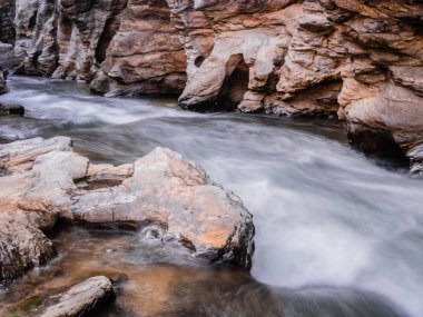 kayaların üzerinden akan dere