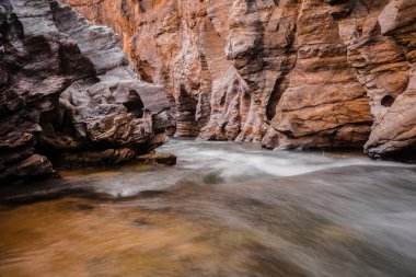 kayaların üzerinden akan dere