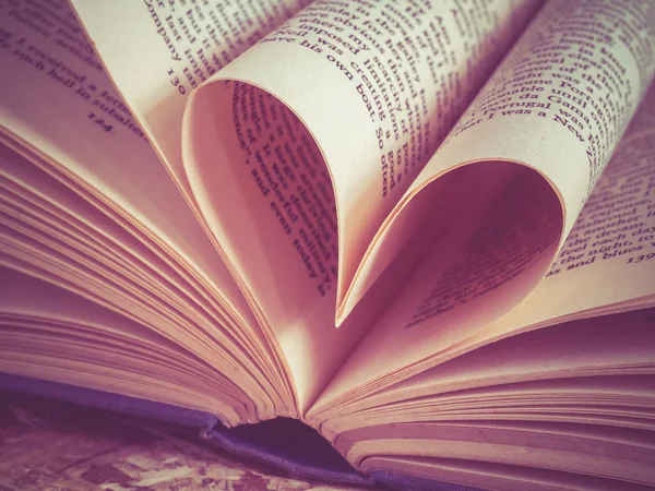 Coeur d'amour dans un livre avec effet filtre style vintage rétro — Photo