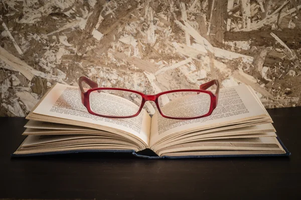 Bicchieri e libro con effetto filtro retro stile vintage — Foto Stock