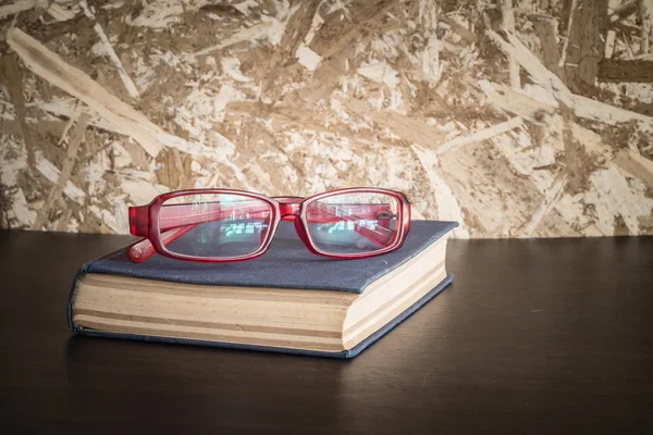 Glazen en boek met filter effect retro vintage stijl — Stockfoto
