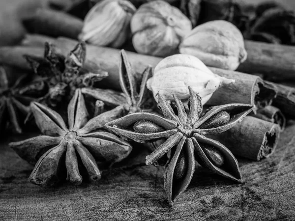 Zwart-wit kaneelstokjes en steranijs — Stockfoto