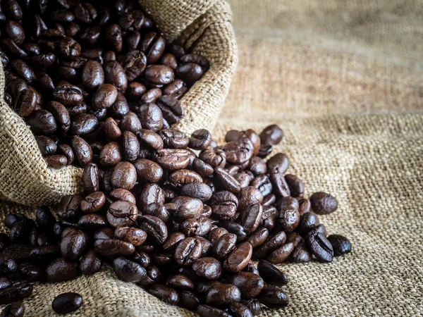 Koffie bonen in een zak met filter effect retro vintage stijl — Stockfoto