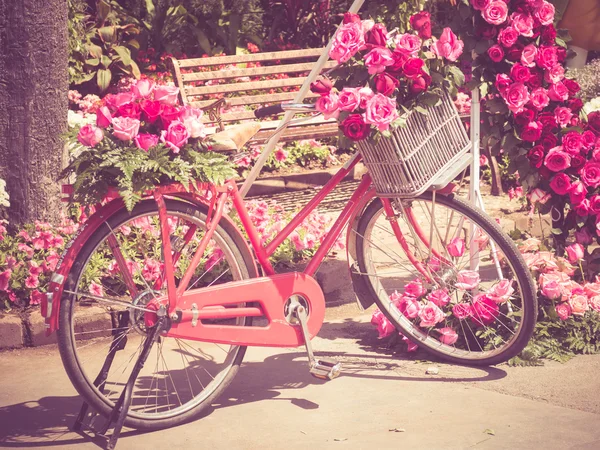 Bicicleta y flores con efecto filtro estilo vintage retro — Foto de Stock