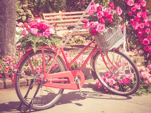 Bicicleta y flores con efecto filtro estilo vintage retro — Foto de Stock