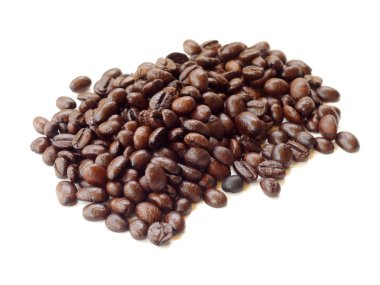 Kahverengi kahve çekirdekleri beyaz arka planda izole