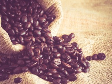 Kahve çekirdekleri filtre etkisi retro vintage tarzı ile bir çanta içinde