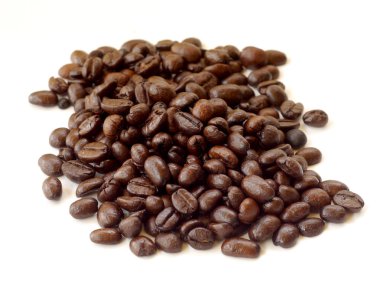 Kahverengi kahve çekirdekleri beyaz arka planda izole