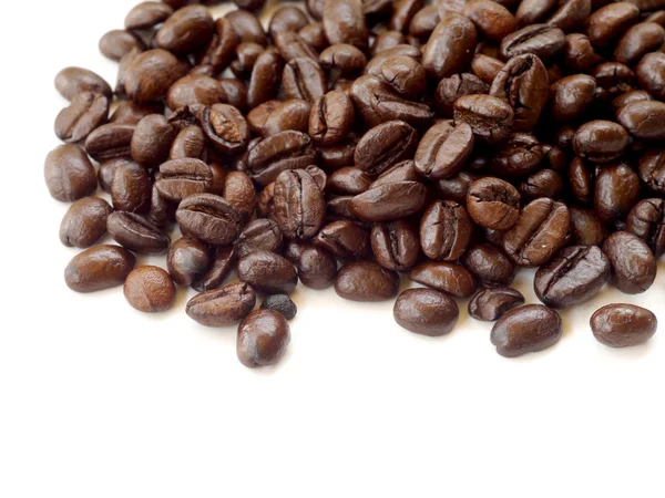 Grains de café brun isolé sur fond blanc — Photo