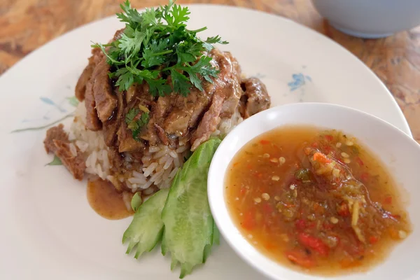 Wieprzowina z ryżem, tajskie jedzenie — Zdjęcie stockowe