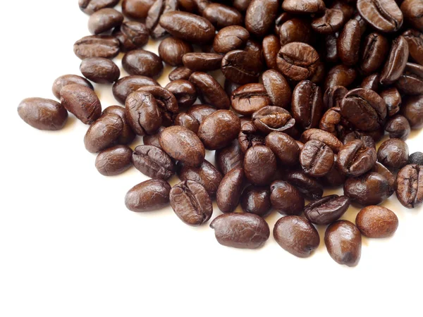 Brun kaffebönor isolerad på vit bakgrund — Stockfoto
